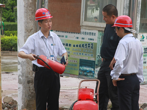 總裁辦領(lǐng)導(dǎo)謝錦平仔細(xì)檢查工地消防設(shè)備